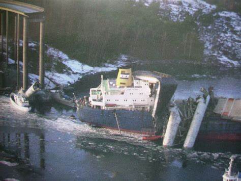 1980年瑞典特恩桥的坍塌事故不仅是一次工程灾难,更引发了多方面的安全法规反思和船舶操控规范改革,其背后隐藏的故事和教训值得深入探究。本文详细回顾了事故经过、原因分析、救援行动及其后续影响,带您全面了解这场悲剧的前因后果。
