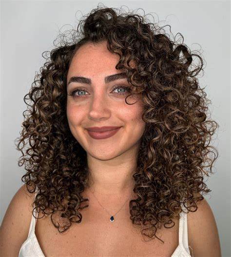 彻底了解烫发:现代永久烫的原理、类型与护理全攻略
