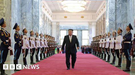 联合国最新报告揭示,朝鲜政府近年来加紧利用死刑惩罚那些传播外国电影和电视剧的人群,国家控制力度空前,人民生活陷入更深绝望。此报告详细分析了朝鲜境内人权状况的恶化以及这些严厉措施背后的政治动因。
