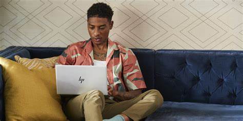 围绕Imran Chaudhri的职业变迁与设计理念展开,解析他在惠普亮相时对OmniBook 5续航性的强调,讨论这对笔记本市场、用户体验与未来计算形态的潜在影响与实用建议。
