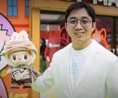 从泡泡玛特创始人王宁的财富巅峰,到因拉布布(Labubu)系列的热潮泡沫而导致巨额财富大幅缩水,这一现象反映了中国潮玩市场的快速兴衰变化和投资风险。本文深度剖析王宁财富起伏的原因,分析泡泡玛特和拉布布品牌的市场表现,以及潮玩行业的发展趋势。
