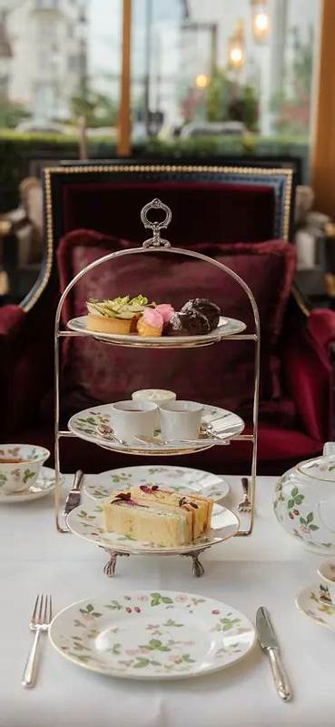 深入探索巴塞尔著名的Les Trois Rois酒店,为您揭示地道英式下午茶的悠久历史与现代奢华结合,领略正宗的英式茶点文化及独家菜单选择,感受瑞士顶级酒店带来的独特魅力与舒适氛围。
