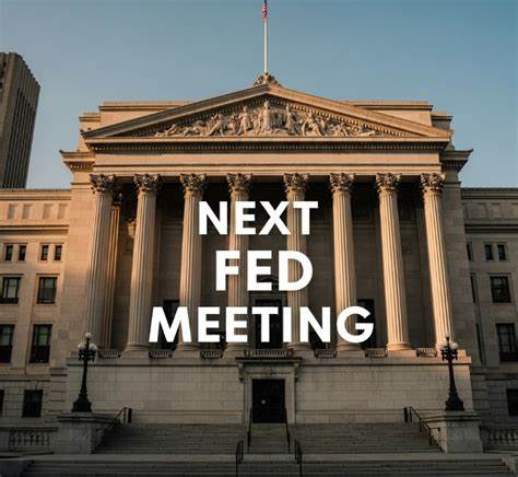 解读美联储将在十月底召开的货币政策会议时间、市场普遍预期的降息幅度与理由、决策者面临的两难选择以及对利率、股市、债市、汇市和普通家庭理财的具体影响与应对策略。
