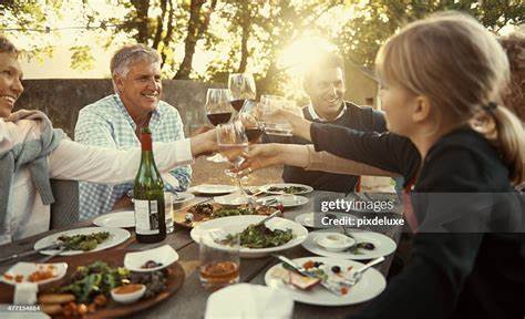 探索十首将饮食、饮酒与欢乐庆典完美融合的经典音乐作品,从古典歌剧到现代曲目,感受音乐中浓厚的生活气息与文化底蕴。文章深入解析每首作品背后的故事与独特魅力,带您踏上一场味觉与听觉兼具的艺术之旅。
