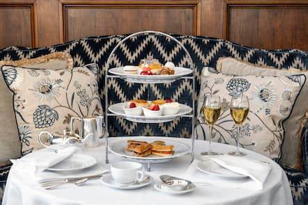 探索瑞士顶级的下午茶场所,从湖畔豪华酒店到都市精品咖啡馆,结合传统英式茶文化与本地特色,为您带来无与伦比的茶点享受与优雅氛围。无论是轻松午后还是浪漫聚会,瑞士的这些下午茶胜地都能满足您的每一个细节需求。
