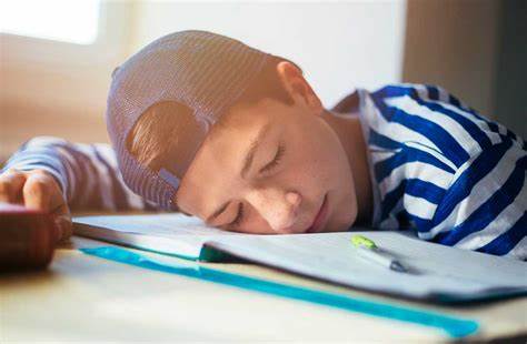 基于4万多名青少年的全国性调查,研究显示社区枪械与暴力目睹与青少年睡眠不足高度相关,并与携带武器、打架等暴力行为同时上升,揭示睡眠、心理与社区安全之间复杂的双向联系,指出干预方向与公共卫生策略。
