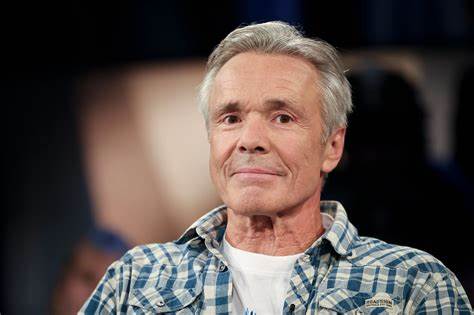 德国著名演员汉内斯·雅尼克十五年来在ZDF频道主持的环保专题节目《汉内斯·雅尼克:行动中》宣布停播,引发了公众和媒体对环境保护议题在主流媒体未来发展方向的热烈讨论。节目取消背后的原因、汉内斯·雅尼克的回应以及这对环保传播的影响成为焦点。
