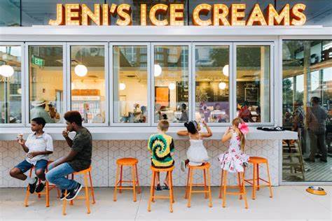 Jeni's Splendid Ice Creams通过首次推出加盟计划,计划在美国各地实现全国性扩张。凭借独特的口味创新、强大的品牌认知度及成功的零售合作模式,Jeni's正在重新定义冰淇淋市场的竞争格局。该品牌专注于中西部和阳光带地区,通过加盟合作满足消费者需求,力求打造高品质冰淇淋的新典范。
