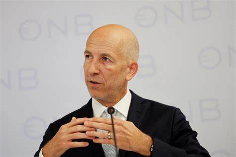 本文深入分析欧洲央行在经济及通胀形势不明朗的背景下,如何保持利率政策的多重可能性,并探讨政策制定者面对贸易、能源价格及汇率波动的应对策略。
