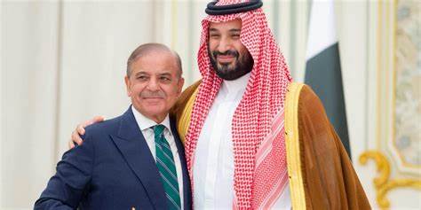 随着沙特阿拉伯与美国之间的信任逐渐减弱,沙特正在积极寻求新的安全合作伙伴,以保障其国家安全和地区影响力的持续提升。本文深入分析沙特安全战略的转变及其对中东地区政治格局的潜在影响。
