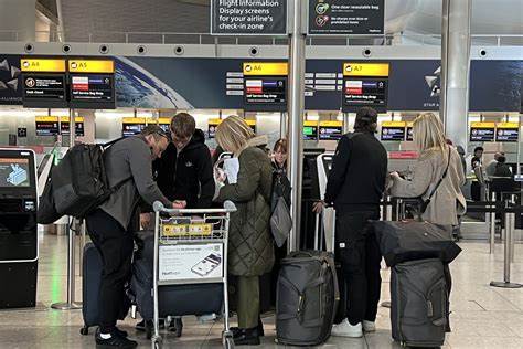 近期欧洲多座主要机场因网络攻击导致登机及行李处理系统瘫痪,航班延误和取消频发,给全球旅行者带来巨大影响并引发广泛关注。此次事件暴露了机场关键基础设施在网络安全方面的脆弱性,引发专家和政府对未来防范措施的深入反思。
