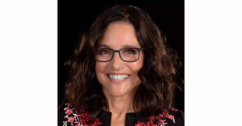 朱莉娅·路易斯-德利法斯是一位备受赞誉的美国演员和喜剧明星,以其在《宋飞正传》和《副总统》等热门剧集中的精彩表现而闻名。她不仅凭借卓越的演技赢得众多奖项,还积极致力于环保和社会公益事业。本文深入探讨她的成长背景、职业发展和个人生活,展现她多彩而富有影响力的人生轨迹。
