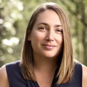 深入探讨阿拉斯加食品供应链的脆弱性和多元化运输方式,揭示地理环境、气候变化及国际关系等因素对该州食品安全的重大影响。分析了陆路、海运和空运等多重物流途径,及本地农业和传统狩猎采集在保障粮食供应中的角色。本文提供了对阿拉斯加特殊食品供应挑战的全面理解,为相关政策制定和公众认知提供参考。
