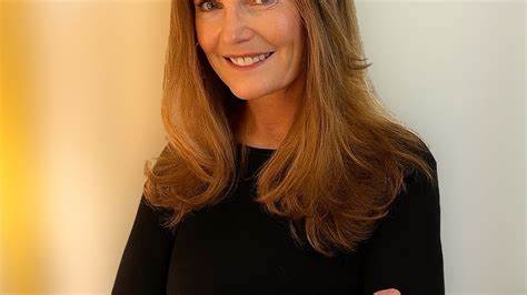 Trish Donnelly从The Row总裁到Chico's CEO的职业跃迁,展现其在女性时尚零售领域的卓越领导力及未来发展蓝图,解析她的丰富经验如何助力Chico's及旗下品牌迎来新发展机遇。
