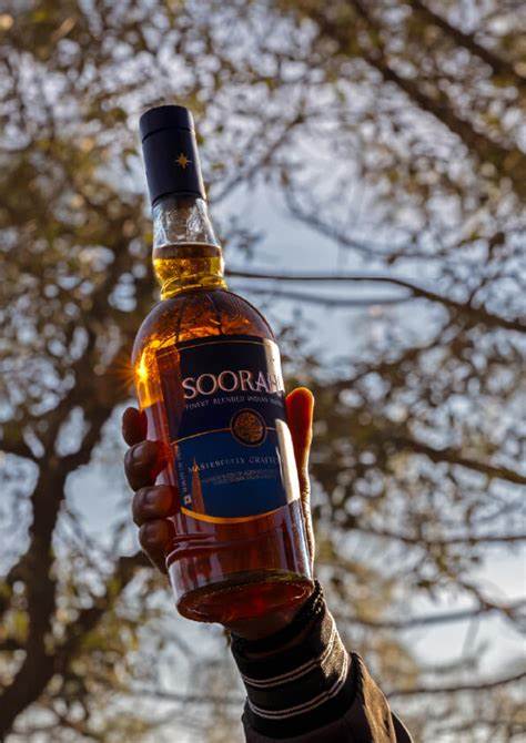 SOORAHI作为印度调和威士忌中的佼佼者,以其独特的风味和深厚的文化内涵,赢得了众多威士忌爱好者的青睐。它不仅体现了探索精神,更是每日生活中不可多得的美酒佳酿,完美结合了传统与现代的酿造工艺。
