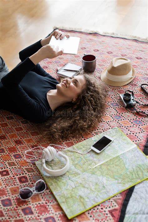 随着迷幻药进入主流医疗和文化视野,独自服用迷幻药成为广泛应用的疗法模式。本文深度探讨独自服用迷幻药的现状、潜在局限以及多元化体验的可能性,呼吁打破西方单一模式,拥抱社区、仪式与集体意识的力量。
