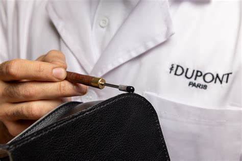 法国高端皮具与配饰品牌S.T. Dupont以全新品牌识别重塑形象,融合百年工艺与现代设计理念,本文解析其品牌革新动因、视觉与产品层面的调整,以及面向中国与全球奢侈品市场的战略意义。
