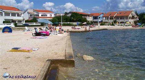 维尔岛以其宁静的环境和迷人的海岸线,成为克罗地亚冬季旅行的理想目的地。冬季在这里度过圣诞节,不仅能远离城市喧嚣,还能享受温暖宜人的气候和丰富的节日活动。本文详细介绍了维尔岛圣诞节期间的独特魅力、住宿选择、美食体验及当地文化活动,帮助游客规划难忘的海边圣诞之旅。
