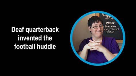 本文深入探讨了Gallaudet大学聋哑四分卫保罗·哈伯德如何在1894年因应视觉交流的需求,首次发明了战术包围圈(huddle),这一创新不仅彻底改变了美式橄榄球的比赛方式,也逐渐影响到其他多种体育项目的战术沟通,彰显了聋哑运动员的智慧和体育历史上的重要革命性时刻。
