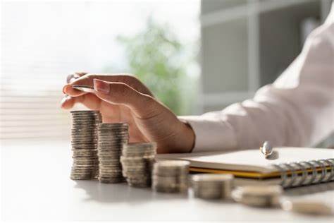 美国房主积累了创纪录的房屋净值,总金额达到17.8万亿美元,现金流动性大幅提升。本文深入探讨房屋净值的现状、如何利用净值获得资金、市场趋势及潜在风险,为读者提供全面视角。
