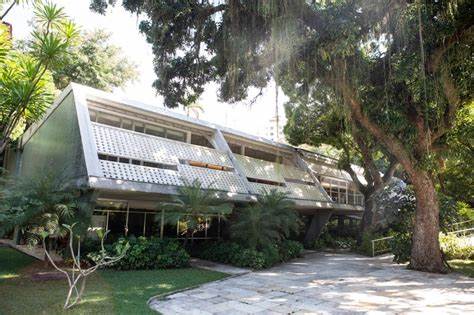 在人工通用智能逐步实现的背景下,探讨经济增长如何从劳动转向计算资源驱动,分析工作被替代的类别、工资与收入分配的长期趋向,以及应对技术失业、财富集中与社会保障挑战的政策选项与制度重构思路
