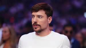 围绕MrBeast被链上分析关联到Aster代币的争议,本文梳理事件来龙去脉、链上溯源方法及其局限,评估网红代币生态风险与监管挑战,并为粉丝、创作者和媒体提供理性判断与合规建议。
