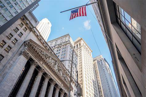 随着最新的消费物价指数和就业数据公布,美国股市纷纷创下历史新高。道琼斯工业平均指数首次突破46000点大关,标普500和纳斯达克指数也相继刷新纪录。市场普遍预期美联储将继续降息以应对经济放缓的压力。
