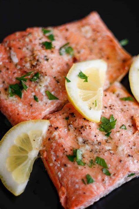 解析微波炉烹饪三文鱼的原理、操作步骤、口感差异与优缺点,提供实用技巧与安全注意事项,帮助你决定何时用微波炉烹饪三文鱼并优化风味与质感。
