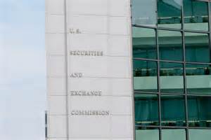 美国证券交易委员会(SEC)推迟实施新财务披露要求,给予对冲基金宽限时间,这一举措在金融监管领域引发广泛关注。本文深入探讨此举的背景、影响及市场各方反应,揭示对冲基金透明度与监管之间的平衡挑战。
