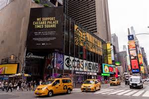 曼哈顿时代广场及西侧地区的两大赌场开发计划因社区反对和监管投票失败而终止,标志着纽约市博彩业面临新的挑战和机遇。本文深入分析了事件的背景、影响及未来展望。
