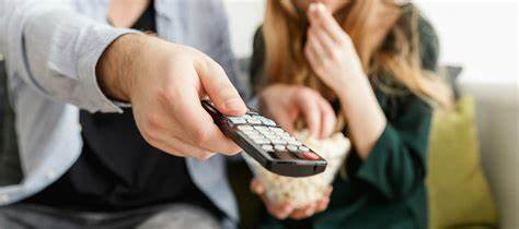 深入探讨德国两大公共电视台ARD与ZDF的在线影视库精选犯罪剧集,为不同喜好的侦探迷提供多样化选择,从轻松幽默的德式侦探剧到悬疑紧凑的国际经典,了解剧集背景、故事特色及观影建议,助力打造理想观影时光。
