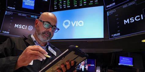 在美联储即将宣布降息决策之际,全球股市表现强势,投资者情绪显著改善,市场普遍对未来经济前景持乐观态度。多国央行同步关注利率政策调整,资本市场迎来关键转折点。本文深入分析全球股市上涨背后的驱动因素及未来趋势。
