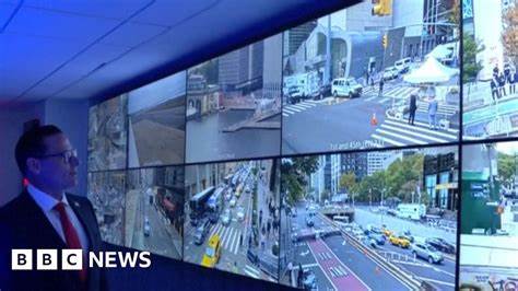 随着联合国大会在纽约召开,电信安全成为各界关注焦点。美国特勤局成功破获一场潜在可导致城市通信瘫痪的电信攻击阴谋,查获超过十万张SIM卡及多台SIM服务器,展现国家网络防护能力的提升与重要意义。
