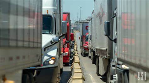 货运市场的快速运作和低成本压力正在助长欺诈行为的蔓延,本文深入解析这两个因素如何成为货运欺诈的温床,揭示行业中的潜在风险及其造成的影响,帮助相关从业者警惕并有效防范欺诈威胁。
