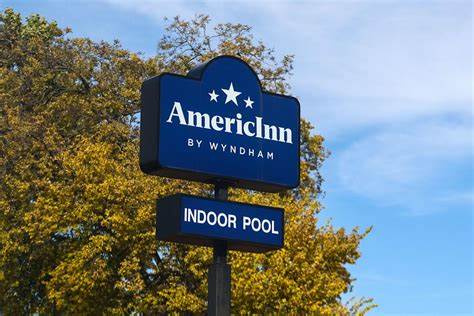 在经济前景充满不确定性的背景下,低端和经济型酒店面临需求萎缩、成本上升与消费分化的多重挑战。深入剖析影响因素、行业风险与可行应对策略,帮助酒店经营者与投资者把握转型方向并寻找新的增长点。
