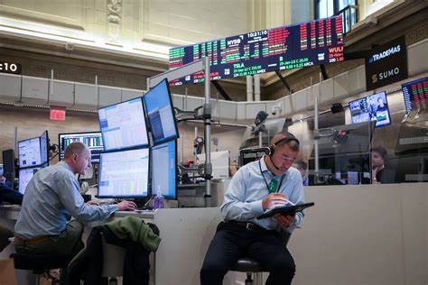 随着全球经济环境的变化和美联储可能实施的一系列降息政策,投资者和市场参与者正密切关注未来的利率走势及其对股市的影响。市场的乐观情绪与潜在风险并存,探讨这一形势下的投资机遇与挑战显得尤为重要。
