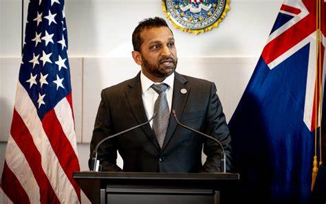 一起表面看似象徵友誼的外交贈禮引發安全與法律疑慮,探討3D列印槍枝風險、相關法規、執法機關處理程序及未來透明與風險管理建議
