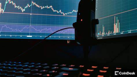 全面剖析今日加密市场波动原因与投资应对策略,覆盖比特币与以太坊走势、山寨币反弹原因、Zcash异动背后逻辑以及衍生品与链上数据对交易风险管理的启示
