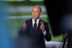 本文全面解析美国移民与海关执法局(ICE)如何利用先进科技手段开展大规模驱逐行动,涵盖手机定位模拟器、人脸识别、间谍软件、数据分析平台等关键技术,探讨其对隐私和社会的深远影响。
