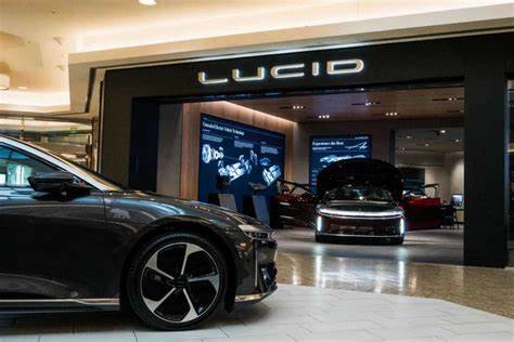 本文深度剖析电动汽车制造商Lucid Motors股票(LCID)近期表现,探讨其高空头持仓背后的市场动因及潜在空头挤压风险,助力投资者全面理解Lucid股票的投资机会与风险。
