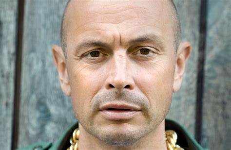 探讨Petter作为英文姓氏的历史渊源、文化背景及其在全球范围内的应用与影响,结合语言学和社会学视角全面解读这一特殊姓名的独特价值与演变过程。
