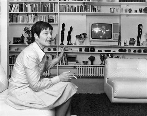 汉内洛尔·洛基·施密特不仅是德国前总理赫尔穆特·施密特的夫人,更是为全球濒危植物保护事业做出卓越贡献的自然保护专家。她的一生体现了从贫寒出身到国际知名植物保护者的传奇,实现了植物多样性保护与环境教育的跨时代价值。
