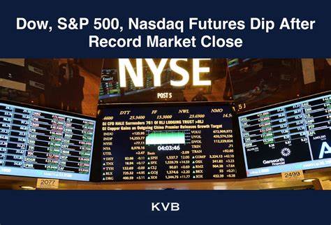 近期美国股市经历显著波动,道琼斯工业平均指数、标普500指数、纳斯达克综合指数纷纷从历史高位回落,而黄金价格却迎来强劲上涨,创下新高。本文深入解析背后的市场驱动因素,包括科技巨头表现、联储政策预期及全球经济形势,为投资者提供全面透视。
