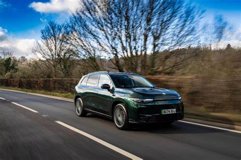 随着电动汽车市场的迅猛发展,Leapmotor正式加入英国权威的汽车申诉专员新车守则(New Car Code),为消费者提供更加完善的权益保障,并助力品牌在英国市场树立诚信与口碑。此举不仅彰显了Leapmotor专注于客户体验和服务质量的决心,也展现了该企业在全球汽车行业中的领先姿态。本文深入探讨Leapmotor加入新车守则的背景、意义以及对消费者和行业的深远影响。
