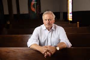 约翰·格里沙姆以其法律惊悚小说闻名,但他新作《震撼》(SHAKEN)将以真实案例为基础,深入探讨一起备受争议的"摇晃婴儿综合症"案件,揭示司法系统的漏洞及错判的悲剧,带领读者了解罗伯特·罗伯森的复杂命运。
