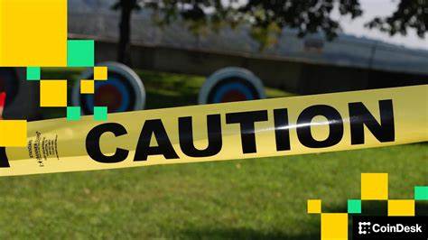 在美国核心PCE公布在即的宏观背景下,加密市场出现明显风险偏好下降。期货持仓回撤与比特币、以太坊看跌期权需求上升,令市场波动性上升;与此同时,面向稳定币的新公链主网与新代币发行也在重塑流动性格局。本文解读当下市场动态、衍生品结构与潜在情景,为投资者提供可执行的关注点与风险管理建议。
