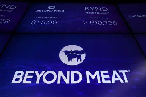 Beyond Meat推出可转换债务置换方案后股价暴跌至历史低点,本文从交易细节、债务性质、稀释影响、市场反应与行业趋势等多角度分析公司面临的风险与潜在出路,为投资者提供后续追踪要点和决策参考。
