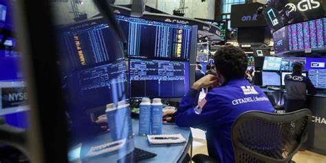 近年来标普500指数表现强劲,驱动资本市场乐观情绪,但历史数据显示当前行情可能面临短暂回调,投资者需理性看待市场波动,做好风险管理。
