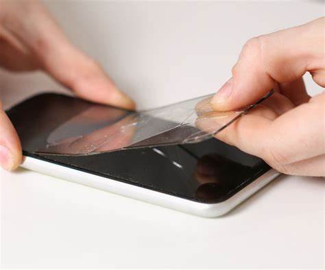 介绍如何在不损伤设备屏幕的前提下安全拆除钢化玻璃保护膜,包含准备工具、逐步操作、应对裂碎与强力粘合的方法,以及清洁和重新贴膜的注意事项,帮助用户快速恢复屏幕并延长保护膜使用体验。
