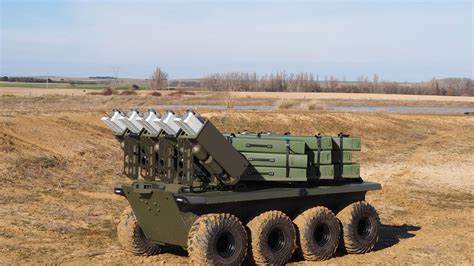 解析Arquimea在IDEX 2025亮相的Q-SLAM-40滞空弹药与DUMA Spectre无人地面车辆多发射器一体化方案,探讨其技术特点、战术价值、风险挑战与行业及法规影响,为军方决策者与防务观察者提供深入视角
